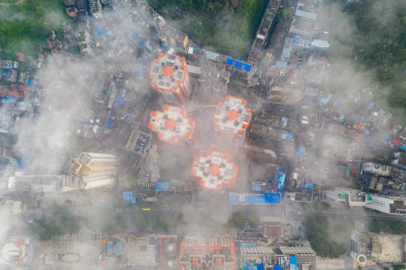 1、2020年8月22日早晨，航拍于广西梧州市云雾缭绕，城市建筑若隐若现，美不胜收。（何华文）