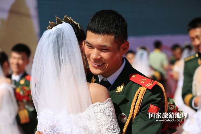 06——图为新人们在婚礼现场深情相拥。
