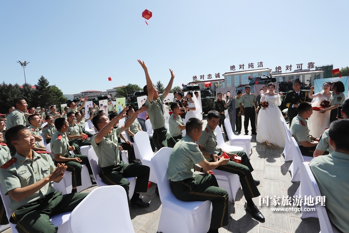 09——图为新人们给官兵分发喜糖。
