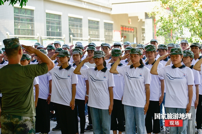 学习敬礼动作（何华文）