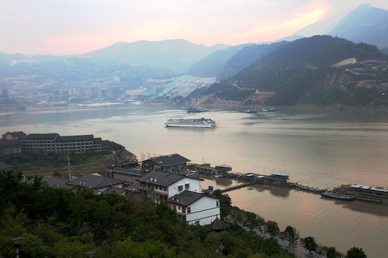 图1：三峡黄金水道游轮安畅泊于巫山旅游码头   唐探峰摄