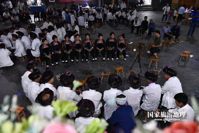 2020年9月15日，贵州省黔东南苗族侗族自治州从江县往洞镇增冲村在广场唱侗歌欢庆一年一度的新米节。2