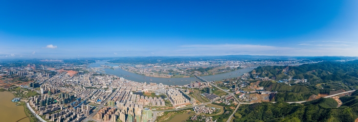 6、俯瞰广西梧州绿水青山蔚蓝天空美景（何华文）