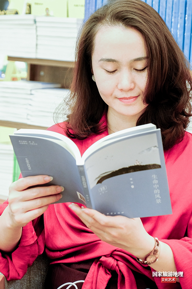 2、美女读者小韦认真阅读欣赏《生命中的风景》（何华文）