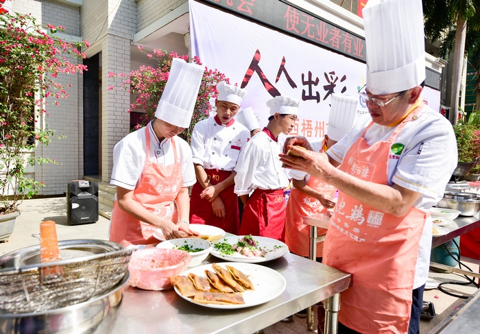 19、2020年11月18日，在广西梧州商贸学校校园美食、梧州纸包鸡的制作，感受舌尖上的美食。