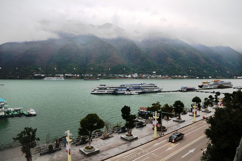 图2：巫山港区红叶似彩霞   唐探峰摄