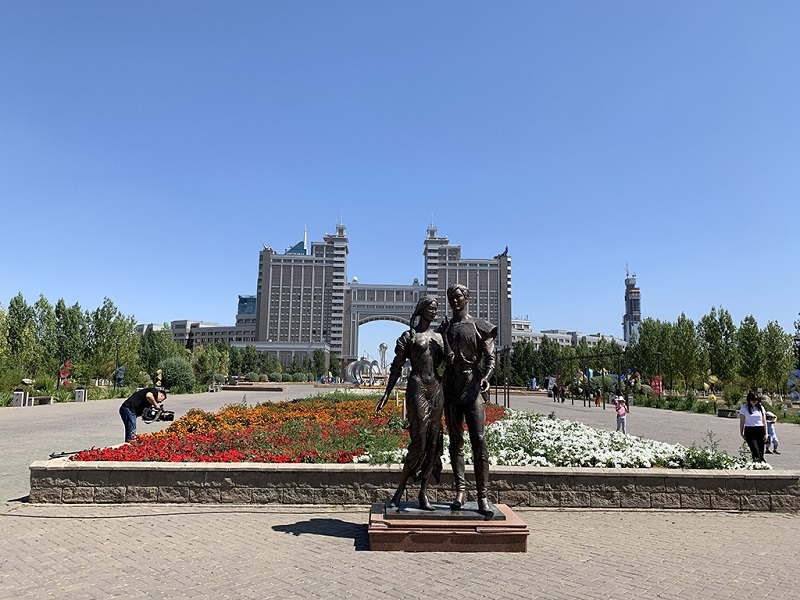 阿斯塔纳街头雕塑