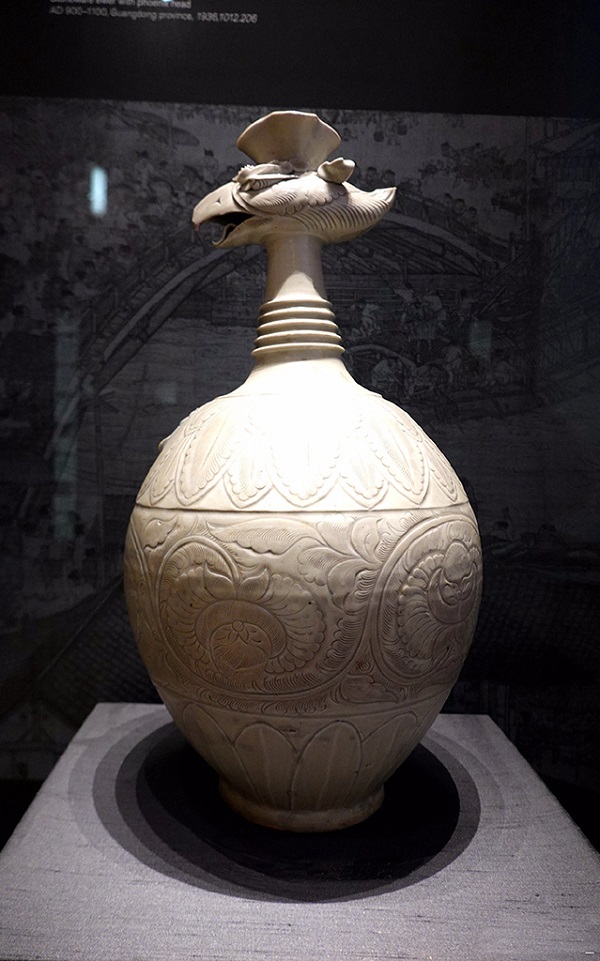 这是公元900-1100年广东制成的凤首水壶