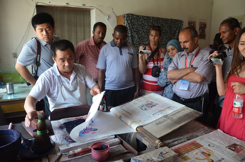 外国友人参观年画制作