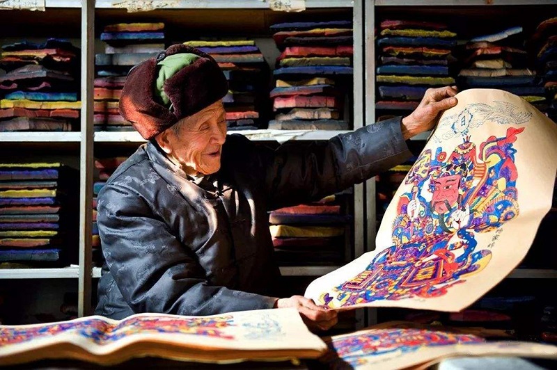 杨家埠木版年画的代表性传承人杨洛书在展示作品