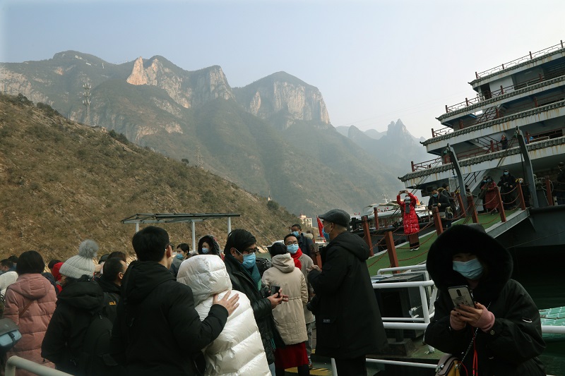 图2：左起神女峰松峦峰集仙峰在眼帘   唐探峰摄