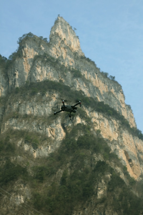 图16：无人机瞄准耸天净坛峰   唐探峰摄