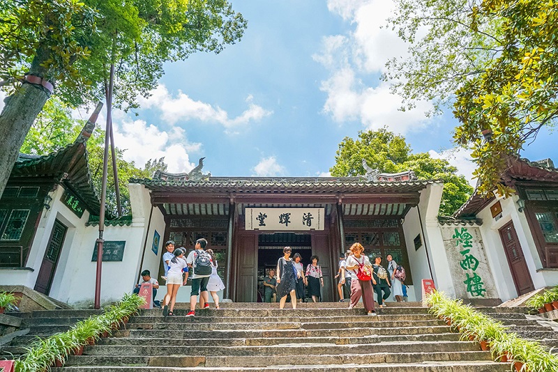 烟雨楼清辉堂前的游人们