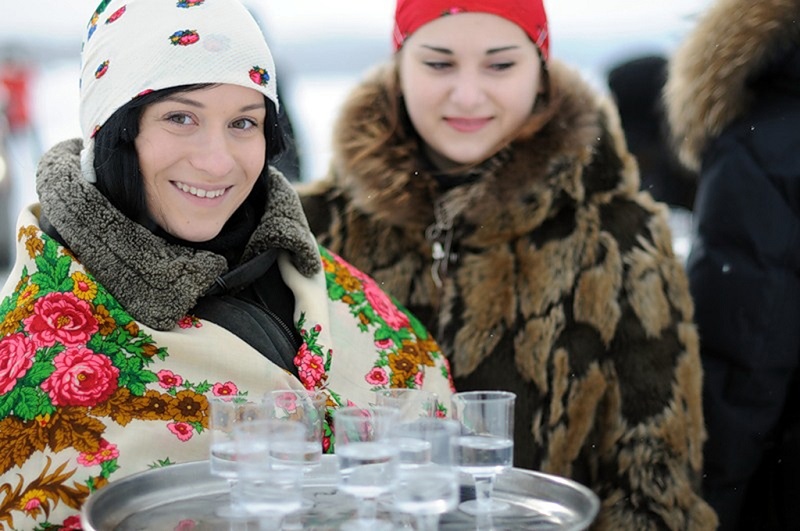 谢肉节上手捧酒杯的女人