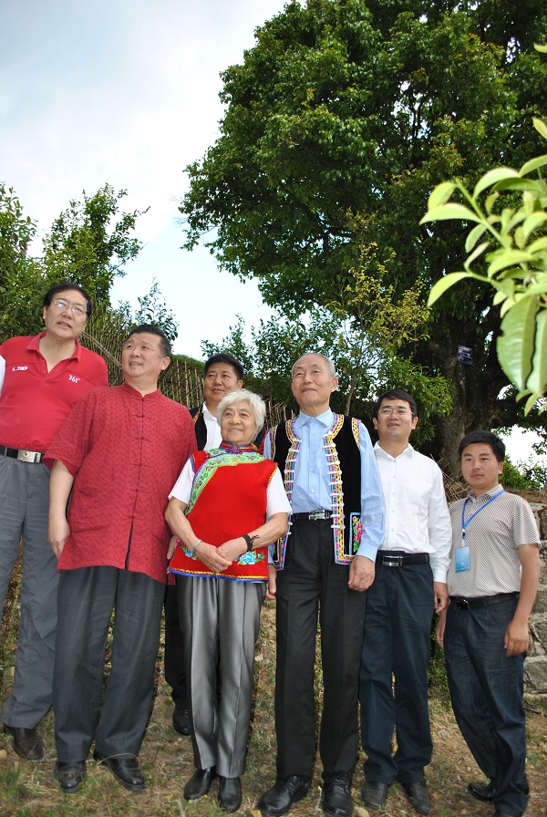 原国务院副总理吴桂贤（居中）在茶尊前留影   2015年4月   许灵锋摄影