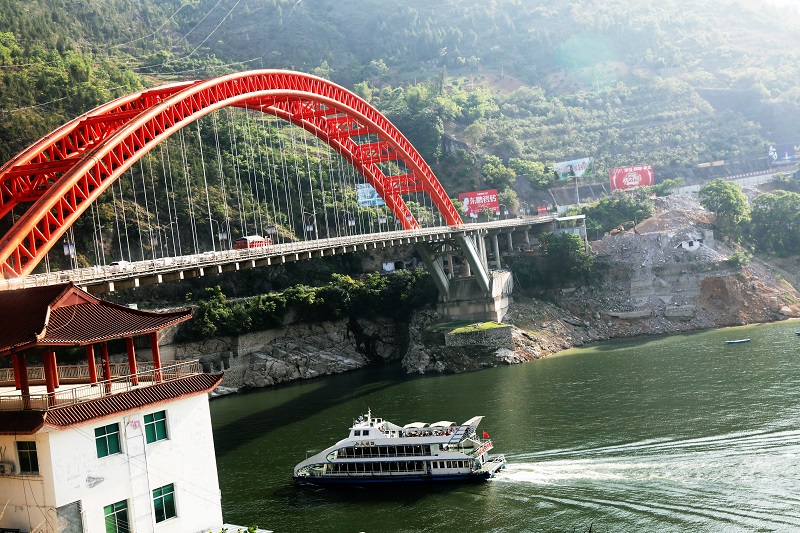 图3：游船载客畅游国家首批5A级景区小三峡。2021年5月2日，摄于重庆市巫山县龙门桥。唐探峰