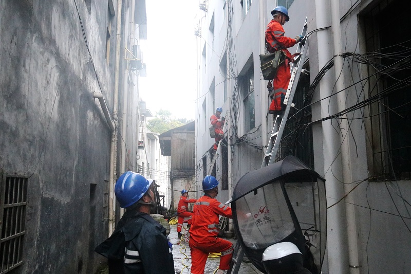 2021年5月4日，中国南方电网凯里从江县供电局宰便供电所，组织施工队员在加勉乡政府驻地街道施工布线。