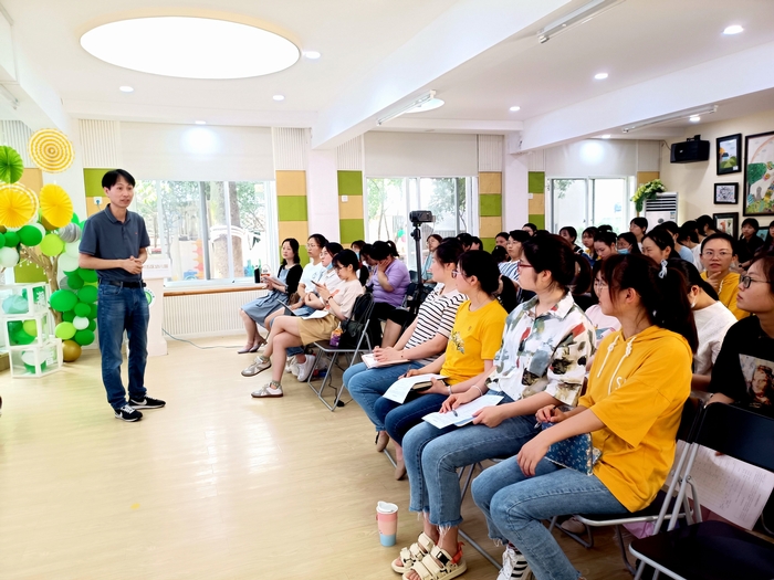 2.吕耀坚教授与教师进行互动