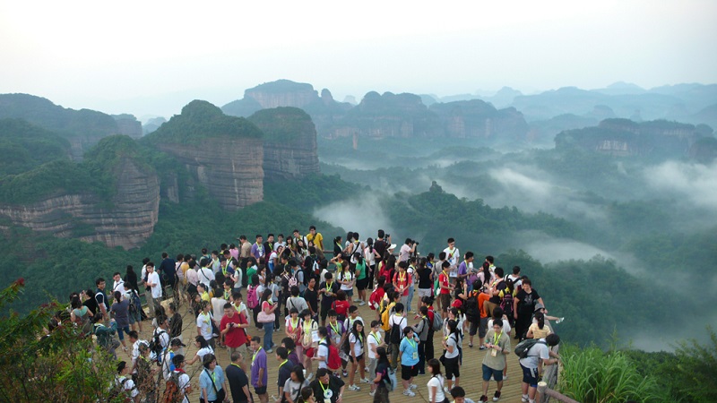 观景台上的游人