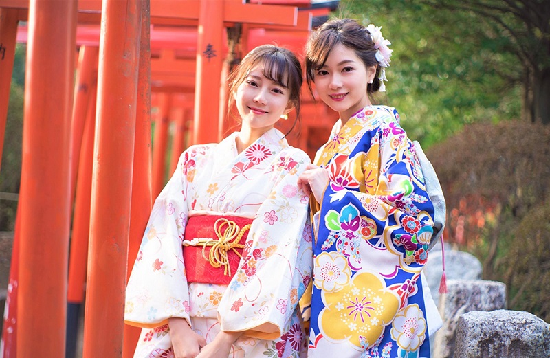 东京身穿和服的少女