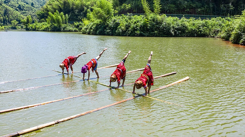 竹海湖上独竹漂