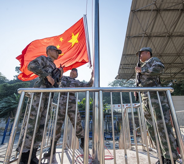 2021年9月1日，广西梧州商贸学校全校师生参加庄重的升国旗仪式。