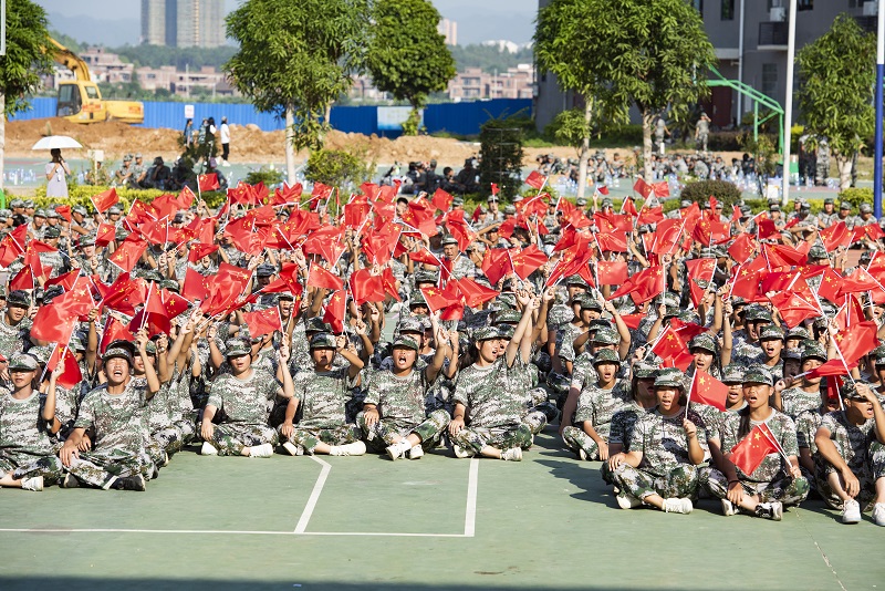 2021年9月1日，广西梧州商贸学校新生们认真聆听国防形势教育专题讲座。