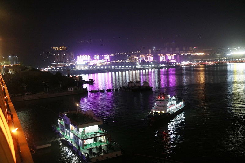 图4：县城龙江新区夜景如画。2021年11月26日，摄于重庆市巫山县龙江新区。唐探峰  15084351527