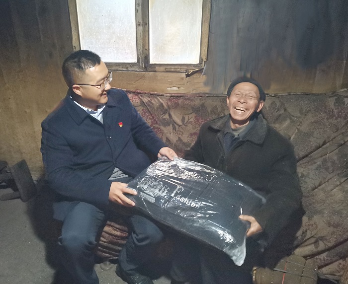 图为：庆云镇党员干部开展送温暖行动 (2)