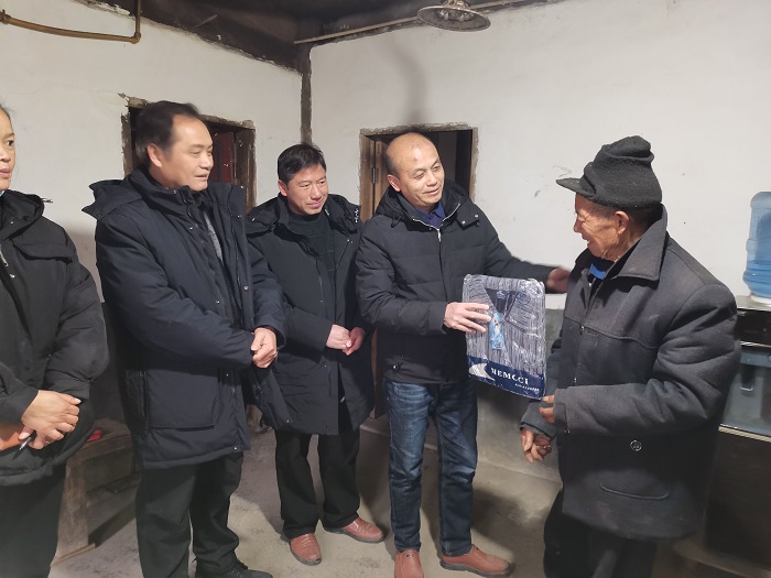 图为：庆云镇党员干部开展送温暖行动 (5)