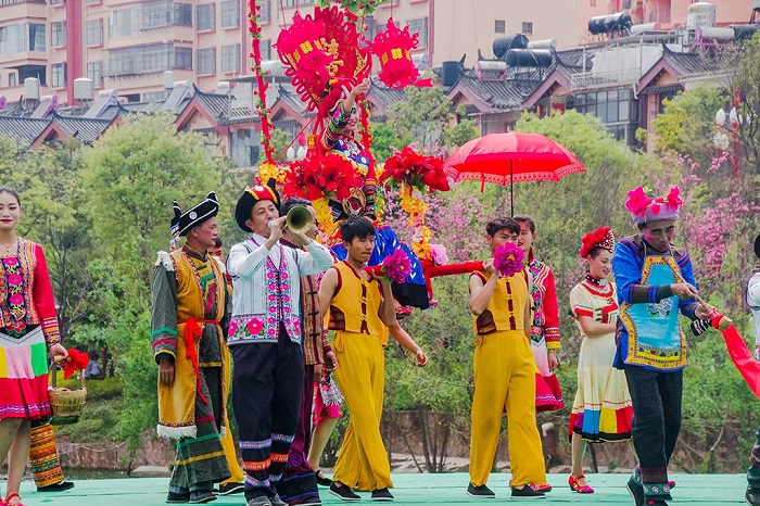 吹吹打打迎新人