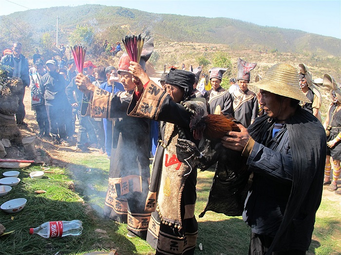 彝族毕摩在祭虎神祈福