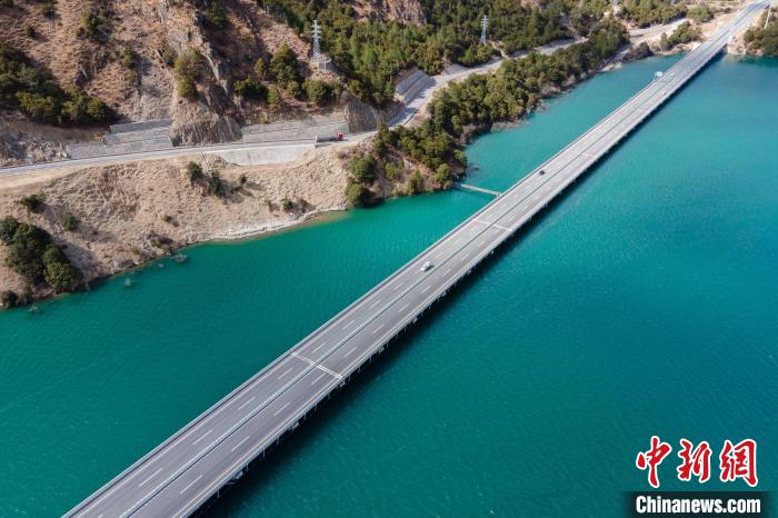 资料图为西藏拉林高等级公路多布湖路段风光。　江飞波 摄