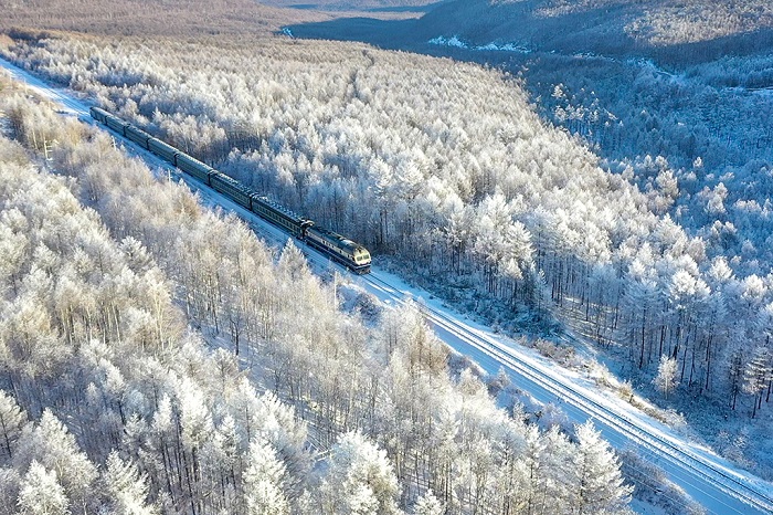 根河林海雪原中的火车