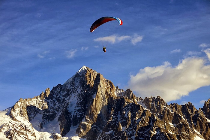 阿尔卑斯山滑翔伞运动者