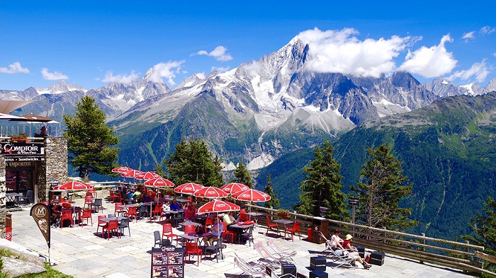 勃朗峰下的游人们