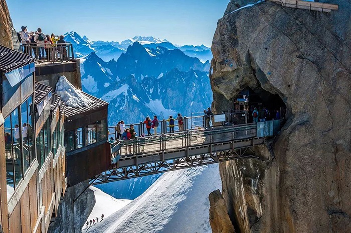 南针峰峰顶的观景台建在悬崖之上