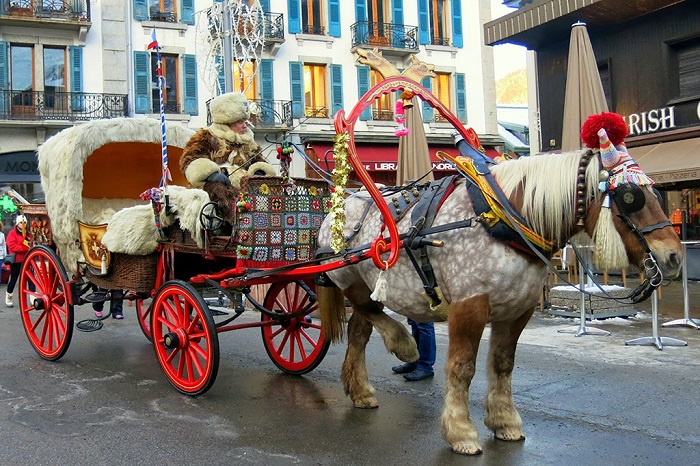 夏慕尼小镇上的观光马车