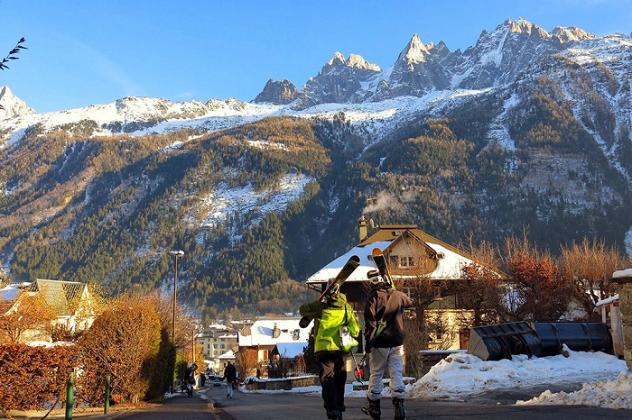 夏慕尼小镇上的滑雪者背影