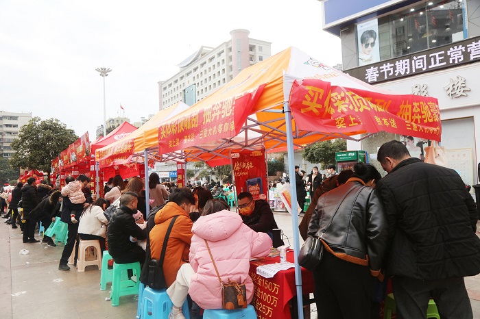 图4：虎年吉祥，购体彩福利，抽幸运奔驰。2022年2月4日，摄于重庆巫山县城集仙广场。唐探峰   15084351527