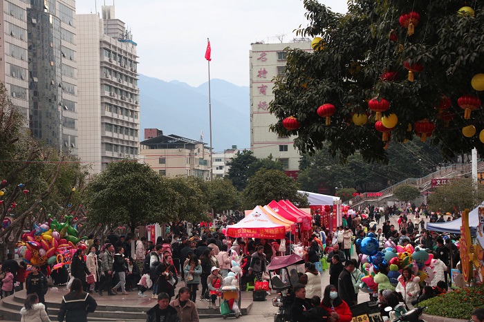 图5：春节游乐，丰富多彩。2022年2月4日，摄于重庆巫山县城市政广场。唐探峰   15084351527