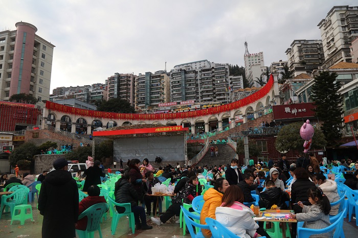 图7：广大市民春节品茗聊天，谈论国内外大事，畅谈幸福生活。2022年2月4日，摄于重庆巫山县城集仙广场。唐探峰   15084351527