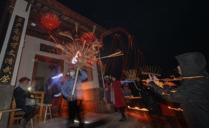 祠堂前，已点燃了香烛的火龙，等待出发，