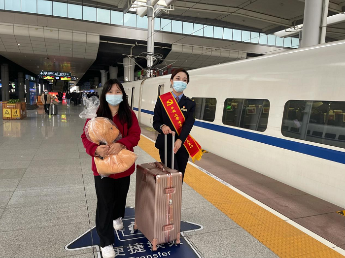 党员服务，温暖回家路。
