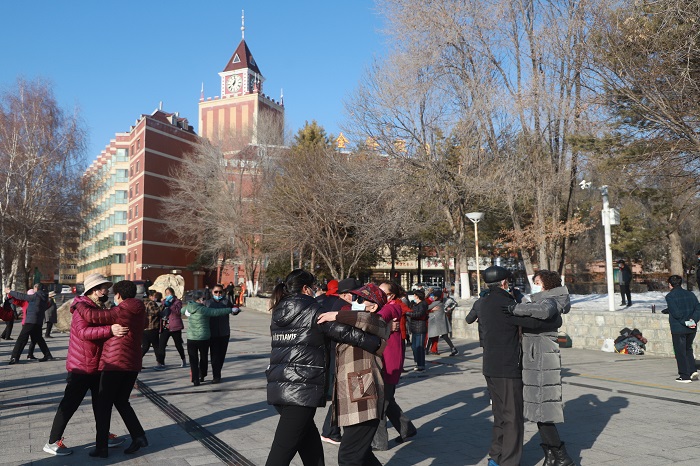 在驼峰下的金山公园，人们伴随着轻快的乐曲跳起了欢乐的广场舞，尽享早春和煦阳光下的闲暇时光。 (10)
