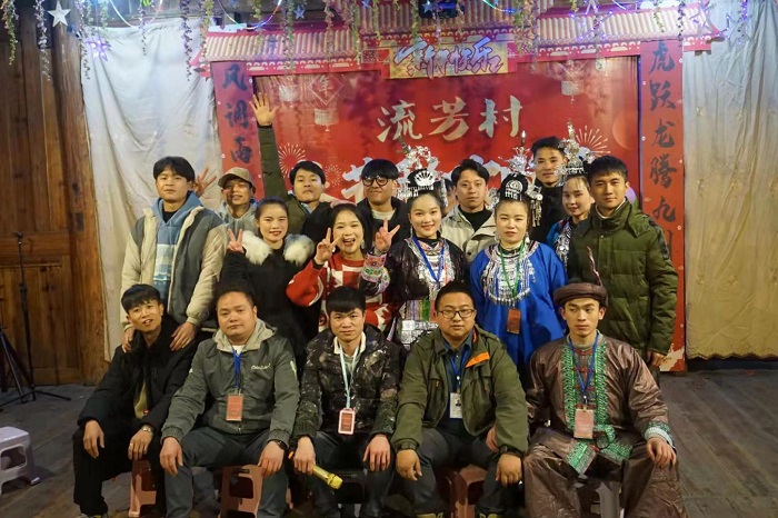 图为流芳村春晚结束合影（第一排右二为吴建康）