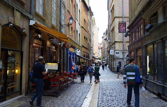 法国里昂古城街道