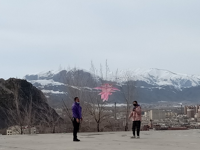 正在半山腰放风筝的游人