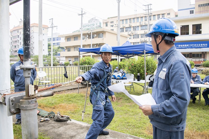 1、2022年4月22日，南方电网广西梧州供电局在该局培训基地开展变电检修和变电运行的“保命”技能考试，员工在工作开始前对安全带的安全绳进行缓冲试验，落实保命护命工作，考试科目有序推进。（何华文）