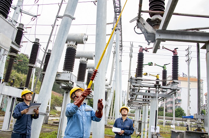5、2022年4月22日，南方电网广西梧州供电局在该局培训基地开展变电检修和变电运行的“保命”技能考试，员工通过全身式安全带的检查及佩戴、停电、验电、装设接地线、悬挂标示牌和装设遮拦等落实保命护命工作，考试科目有序推进。（何华文）